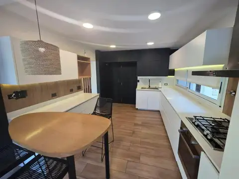 Casa en Alquiler en Abril Club De Campo, USD 2.800