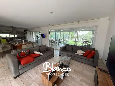 Casa 4 ambientes con 4 baños