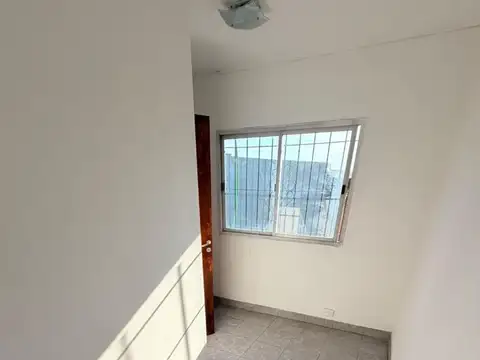 Depto Tipo Casa en Alquiler en Castelar, $ 450.000