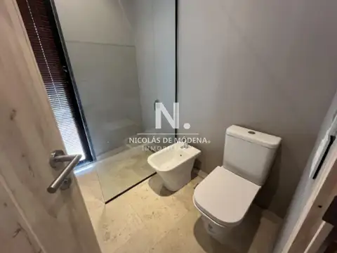 Vende casa de 5 dormitorios en Laguna Escondida.