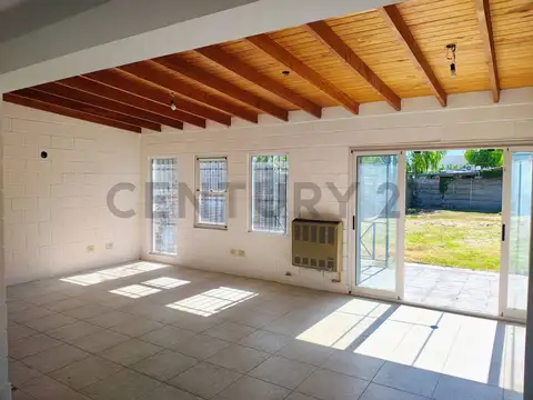 Casa 4 ambientes con 2 baños