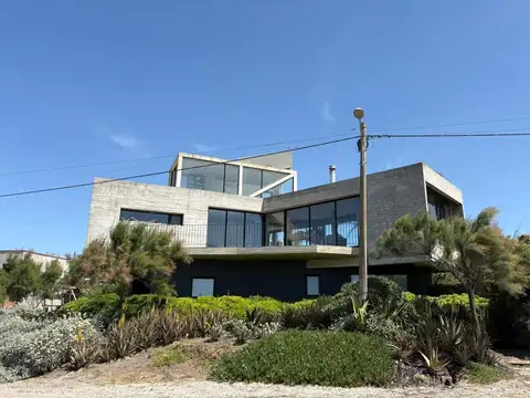 Casa de Diseño Frente al Mar en Zona Sur 