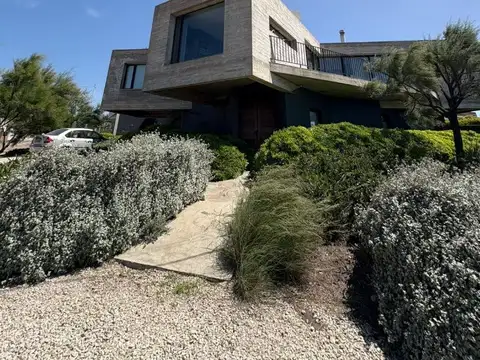 Casa 4 ambientes con 4 baños