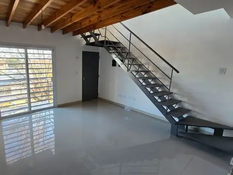 ALQUILER DEPTO 2 AMB DUPLEX BERNAL