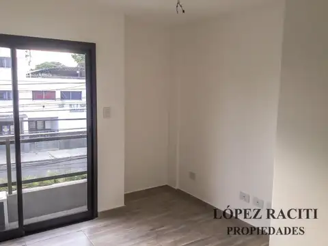 Av. Hipólito Yrigoyen 7700, Piso 2
