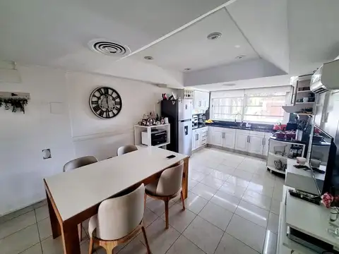 Casa en Venta con 3 cocheras