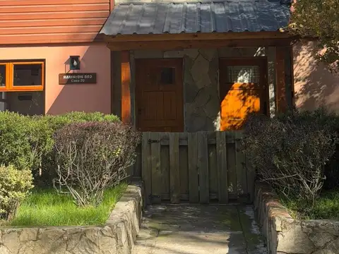ALQUILER PERMANENTE, CABAÑA CON PATIO Y ESTACIONAMIENTO EN PLENO CENTRO