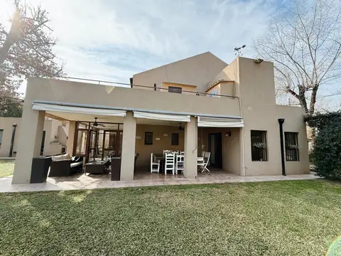 Casa en Fisherton 4 dormitorios con piscina y quincho