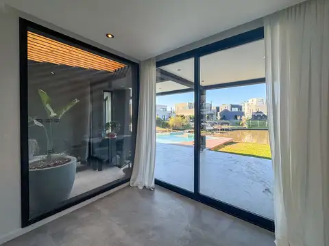 Casa a estrenar al río con amarra en Barrio Náutico Canal Villanueva Tigre