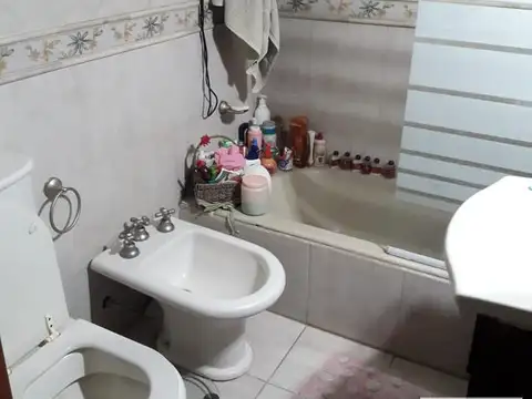 Casa en venta - 2 dormitorios 1 baño - Cochera - 90mts2 - Los Hornos, La Plata