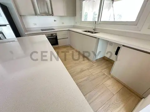 Casa 6 ambientes con 5 baños