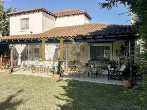 Casa 4 ambientes con 2 baños