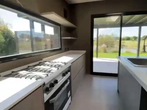 Casa 6 ambientes con 4 baños