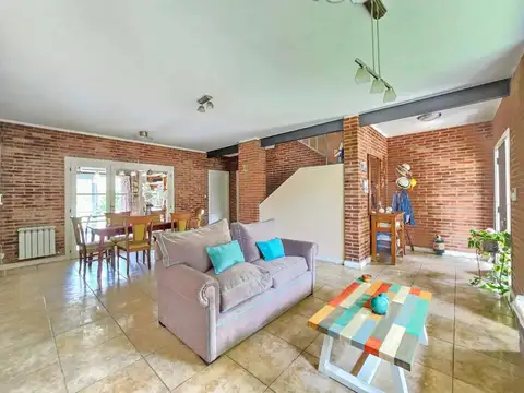 Casa en Venta con 3 cocheras