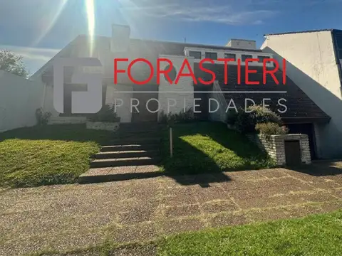 CASA EN VENTA DE 4 AMBIENTES EN PUNTA CHICA CON PILETA, JARDÍN Y GARAGE
