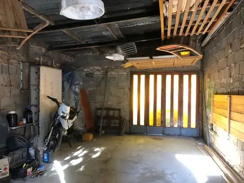 VIVIENDA 2 DORMITORIOS/PATIO/GARAGE A RECICLAR