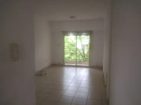 Av. 7 e 63 y 64 al frente con balcón 1 dormitorio placard, living cocina pasaplato. Inst. lavarropas