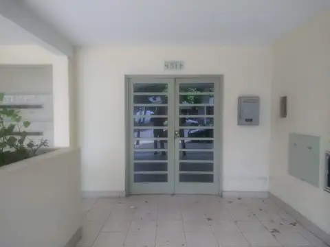 Av. 7 e 63 y 64 al frente con balcón 1 dormitorio placard, living cocina pasaplato. Inst. lavarropas