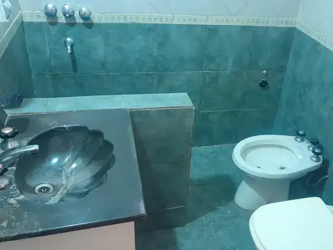 MUY BUEN LOCAL 7,X 12 MTS. CON COCINA - BAÑO - PATIO Y TERRAZA - SIN EXPENSAS