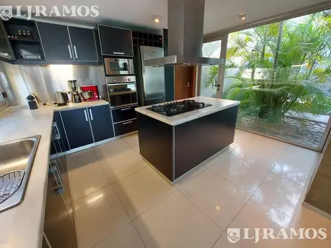 Casa en Venta con 3 cocheras