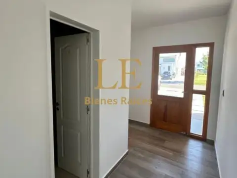 Casa en Alquiler con 4 cocheras