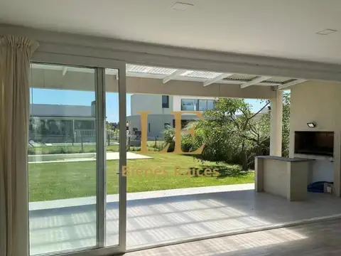 Casa 5 ambientes con 4 baños