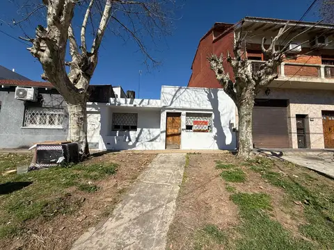 CASA DE 3 AMBIENTES CON PATIO. PRES. JUAN DOMINGO PERÓN 2428 QUILMES OESTE.