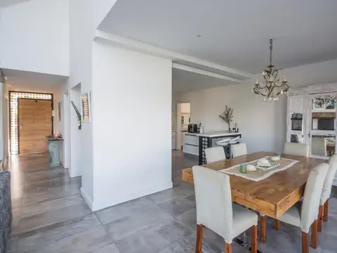 Casa 5 ambientes con 3 baños