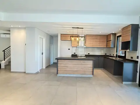 VENTA DE CASA CUATRO AMBIENTES-BARRIO CERRADO BELLA VISTA