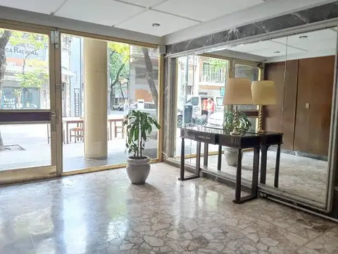 3 ambientes con dependencias frente patio y balcón corrido 