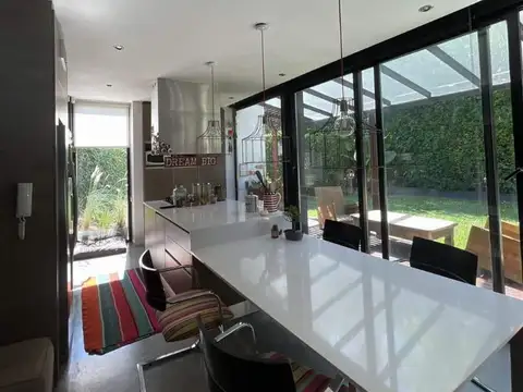 Casa en Venta con 2 cocheras