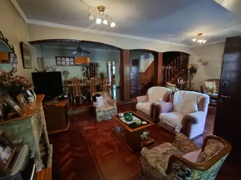 Casa en Venta con 3 cocheras