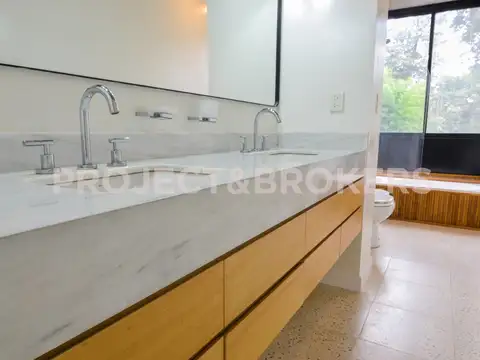 Casa en Venta con 4 cocheras