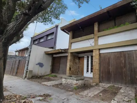 Carlos Villate al 2100 - Amplia casa de 5 ambientes con garage doble A RECICLAR en venta