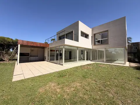 Venta. casa de 3 dormitorios con cochera y jardín - miraflores, funes hills.