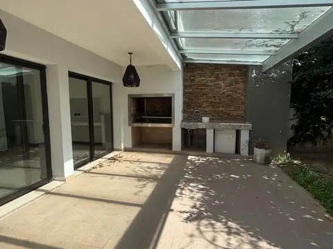 CASA EN ALQUILER ZONA SHOPPING PASAJE MOLLINEDO