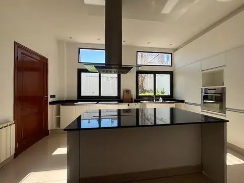 Casa en Alquiler en Zona Centro, USD 2.500