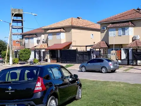 Casa en venta - 3 Dormitorios 1 Baño - Cochera - 90Mts2 - La Matanza