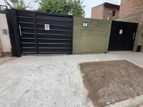 Venta casa de 2 dormitorios y 2 departamentos de 1 dormitori