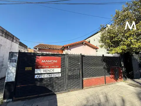 PH en venta de 3 ambientes con patio y cochera a refaccionar - José León Suarez