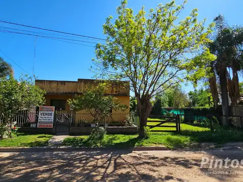 Casa con amplio lote situada sobre calle Paso de los Andes, a escasos mts de Av. Cettour. SAN JOSE.