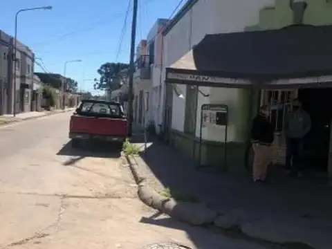 Excelente Esquina De Casona Antigua Con Local En Funcionamiento Y Casa A Reciclar