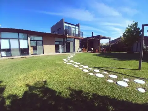 Casa en Venta con 4 cocheras