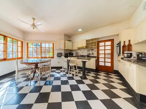 Casa 7 ambientes con 4 baños