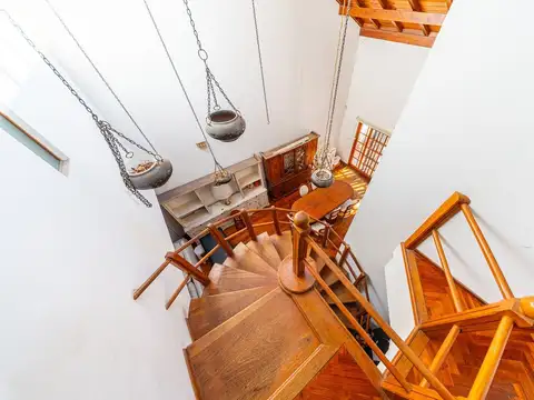 CASA EN VENTA 4/5 DORMITORIOS.JARDÍN.QUINCHO.GARAG