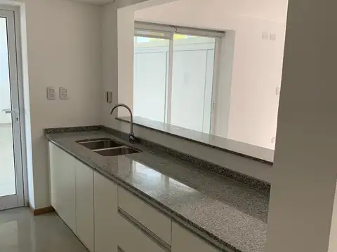 Casa 5 ambientes con 1 baño