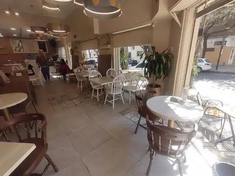 Excelente oportunidad de Heladeria/Café en Villa Del Parque.