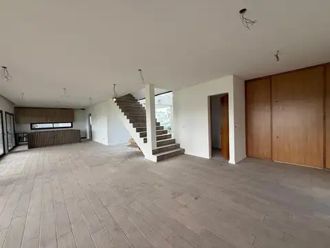 Casa en Venta con 4 cocheras