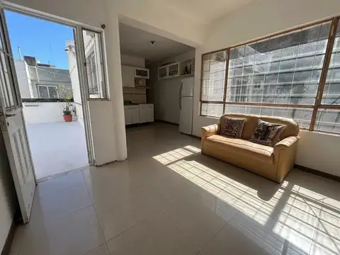 Venta - Pasillo de 2 dorm + comodín y patio