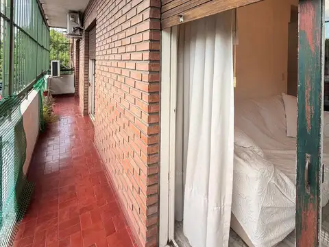 Cuatro ambientes con balcón al frente en venta en Paternal